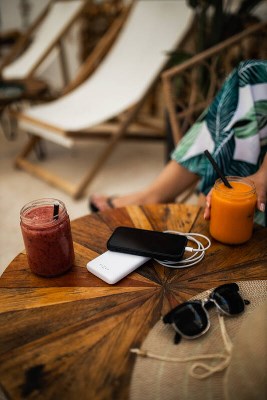 Powerbanka FIXED Zen 10 s LCD displejem a výstupem PD 20W, 10000 mAh, bílá rychlé nabíjení